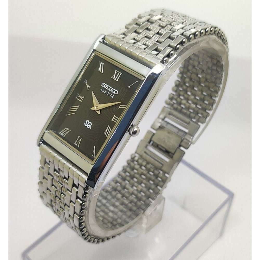 Vintage Style Seiko Quartz Mens Silver Watch & Black accents W/ Metal Strap